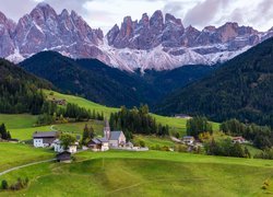 Włochy, Południowy Tyrol, Góry, Dolomity, Wieś, Santa Maddalena, Domy, Kościół, Łąki, Drzewa
