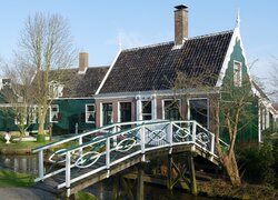 Domy i mostek nad kanałem w skansenie Zaanse Schans w Holandii