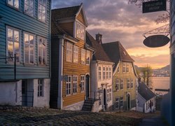 Domy przy brukowanej uliczce w norweskim Bergen