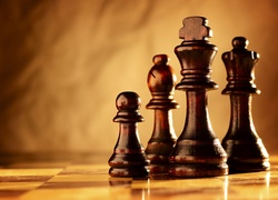 Drewniane figurki szachowe na planszy