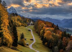Wieś Wamberg, Góry, Wzgórza, Droga, Kościół św Anny, Drzewa, Jesień, Chmury, Bawaria, Niemcy