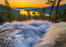 Jezioro, Tahoe Lake, Góry, Sierra Nevada, Rzeka, Drzewa, Zachód słońca, Kalifornia, Stany Zjednoczone
