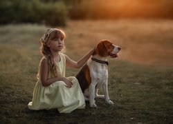 Dziewczynka z beagle na trawie