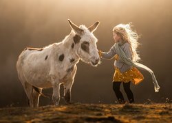 Dziewczynka z osłem