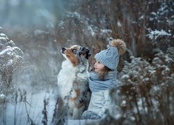 Pies, Owczarek australijski, Dziecko, Dziewczynka, Rośliny, Zima, Śnieg