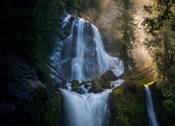 Skały, Wodospad, Falls Creek Falls, Drzewa, Przebijające światło, Stan Waszyngton, Stany Zjednoczone