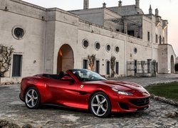 Ferrari Portofino przed budynkiem