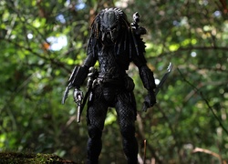 Figurka Predatora w lesie