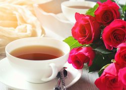 Filiżanka herbaty i bukiet róż
