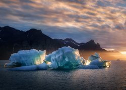 Grenlandia, Fiord Kangertittivaq, Wschód Słońca, Bryły, Lód