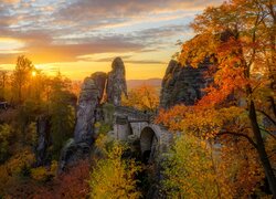 Formacja skalna Bastei w jesiennym Parku Narodowym Saskiej Szwajcarii
