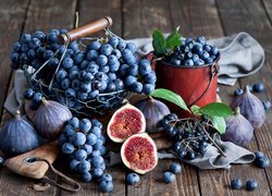 Garnuszek borówek obok fig i kiści winogron