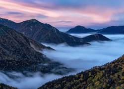 Góry Hida, Północne Alpy Japońskie, Chmury, Mgła, Lasy, Drzewa, Niebo, Zachód słońca, Wyspa Honsiu, Japonia