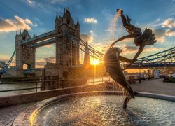 Anglia, Londyn, Wschód słońca, Fontanna Girl with a Dolphin Fountain, Most Tower Bridge, Rzeka Tamiza