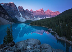 Góry, Canadian Rockies, Drzewa, Skały, Park Narodowy Banff, Jezioro Moraine, Alberta, Kanada