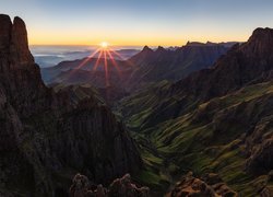 Góry Smocze, Dolina, Skały, Promienie słońca, Republika Południowej Afryki