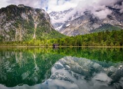 Jezioro Konigssee, Park Narodowy Berchtesgaden, Drewniana, Chata, Las, Drzewa, Góry, Bawaria, Niemcy, Odbicie