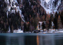 Włochy, Alpy, Południowy Tyrol, Jezioro Antholzer See, Hotel Seehaus, Dom, Drzewa, Zima