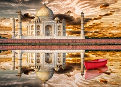 Indyjskie mauzoleum Tadź Mahal nad rzeką Jamuna