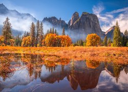 Stany Zjednoczone, Kalifornia, Park Narodowy Yosemite, Góry, Jesień, Drzewa, Rzeka, Odbicie
