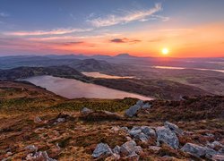 Jezioro Lough Greenan, Jezioro Lough Salt, Góry Derryveagh, Hrabstwo Donegal, Irlandia, Zachód słońca