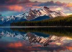 Góry Skaliste, Chmury, Las, Drzewa, Jezioro, Maligne Lake, Odbicie, Park Narodowy Jasper, Alberta, Kanada