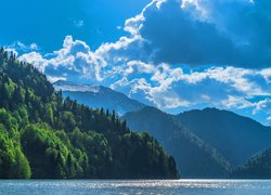 Jezioro Rica, Drzewa, Góry, Kaukaz, Wzgórza, Chmury, Abchazja, Gruzja