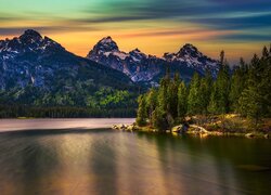 Park Narodowy Grand Teton, Góry, Jezioro, Taggart Lake, Las, Drzewa, Zachód słońca, Wyoming, Stany Zjednoczone