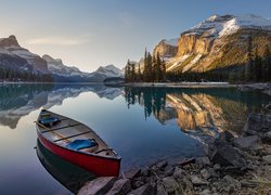 Kajak na brzegu jeziora Maligne w Kanadzie