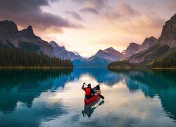 Park Narodowy Jasper, Jezioro, Maligne Lake, Czerwony, Kajak, Góry, Drzewa, Lasy, Chmury, Odbicie, Alberta, Kanada