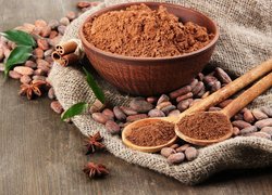 Kakao w misce i na łyżkach