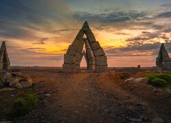 Zachód słońca, Kamienie, Łuki skalne, Arctic Henge, Raufarhofn, Islandia