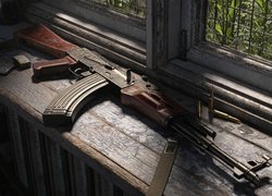 Karabinek AK-47 na parapecie