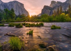 Góry, Rzeka, Merced River, Yosemite Valley, Park Narodowy Yosemite, Trawa, Promienie słońca, Stany Zjednoczone