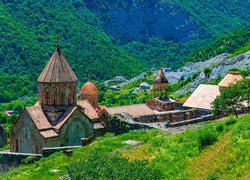 Klasztor, Dadivank, Wieża, Góry, Lasy, Drzewa, Trawa, Górski Karabach, Azerbejdżan