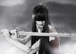 Kobieta z mieczem w deszczu