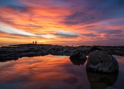 Kolorowy zachód słońca nad plażą Brighton Beach w Melbourne