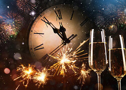 Kompozycja noworoczna z zegarem szampanem i fajerwerkami