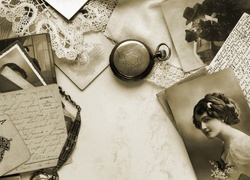 Kompozycja ze starych fotografii, listów i zegarka kieszonkowego na stole