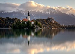 Słowenia, Jezioro Bled, Góry, Kościół, Wyspa, Blejski Otok, Chmury, Odbicie