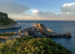 Włochy, Liguria, Wybrzeże, Rośliny, Morze, Poranek, Portovenere, Kościół, Chiesa di San Pietro, Skały