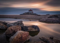 Portugalia, Praia de Miramar, Morze, Kościół, Senhor da Pedra, Skały, Kamienie, Chmury