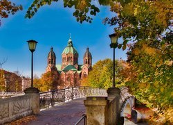 Niemcy, Monachium, Kościół św Łukasza, Jesień, Most, Drzewa, Gałęzie, Latarnie