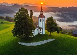 Słowenia, Gmina Skofja Loka, Wieś Krivo Brdo, Kościół św Tomasza, Góry, Alpy Julijskie, Drzewa, Słońce, Wzgórze, Mgła