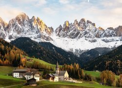 Góry, Dolomity, Dolina Val di Funes, Domy, Wieś, Santa Magdalena, Kościół, Drzewa, Chmury, Włochy