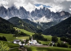 Dolina Val di Funes, Wieś Santa Maddalena, Włochy, Kościół, Góry, Dolomity
