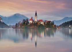 Kościół Zwiastowania Marii Panny, Jezioro Bled, Odbicie, Góry, Chmury, Słowenia