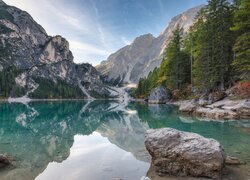 Włochy, Jezioro, Pragser Wildsee, Lago di Braies, Góry, Dolomity, Drzewa, Skały, Odbicie