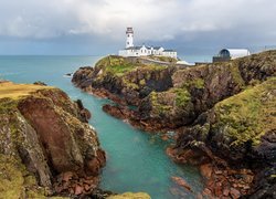 Morze, Latarnia morska, Fanad Head Lighthouse, Skały, Chmury, Portsalon, Hrabstwo Donegal, Irlandia