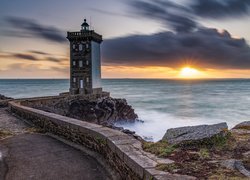 Latarnia morska, Kermorvan lighthouse, Droga, Murek, Morze, Skały, Zachód słońca, Chmury, Francja